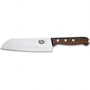 Кухонный нож Victorinox Santoku с воздушными карманами в подарочной упаковке, лезвие 17 см рифленое, дерево, фото 1